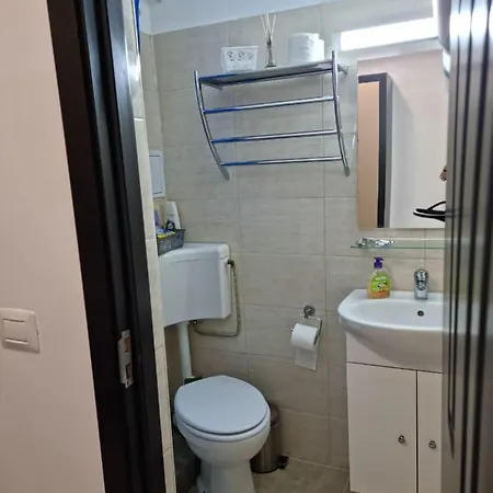 Garsoniere Ana ساتورْنْ